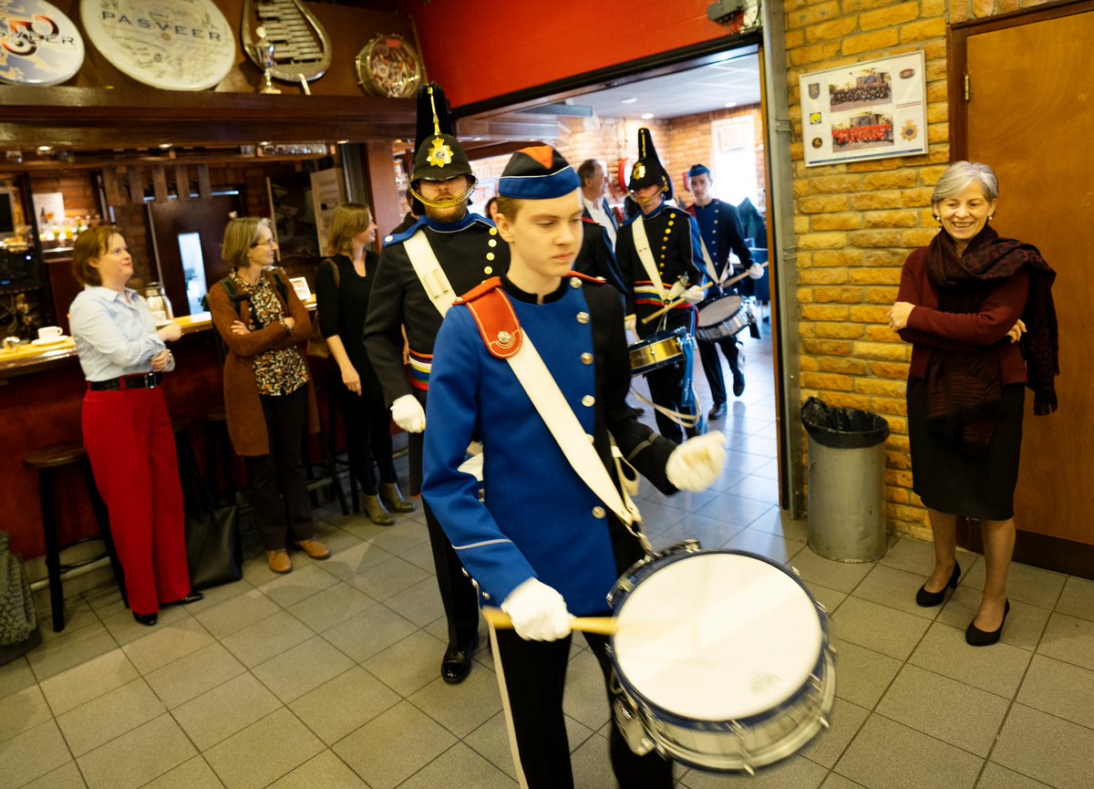 Om het belang van #cultuur en #media binnen elke #gemeente te benadrukken, heeft voorzitter Kristel Baele vandaag onze hartenkreet 'De Culturele Basis op Orde' aangeboden aan wethouder Hein Kuiken van <a href="/Gemeente_Lwd/">Gemeente Leeuwarden</a>. Lees meer: bit.ly/34BdJc4