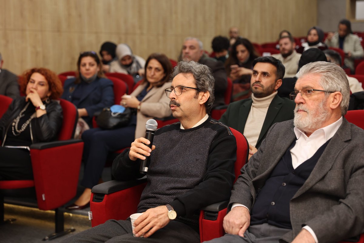 Merkezimiz bünyesinde yapılan "Bir İslam Sanat Düşüncesinden Söz Edilebilir mi? Çalıştayının "Değerlendirme Oturumu" 3 Mart Perşembe günü FSMVÜ Atik Valide Yerleşkesi'nde Rektörümüz M. Fatih Andı ile bildiri sunan ve müzakere yapan tüm hocalarımızın katılımıyla gerçekleştirildi.