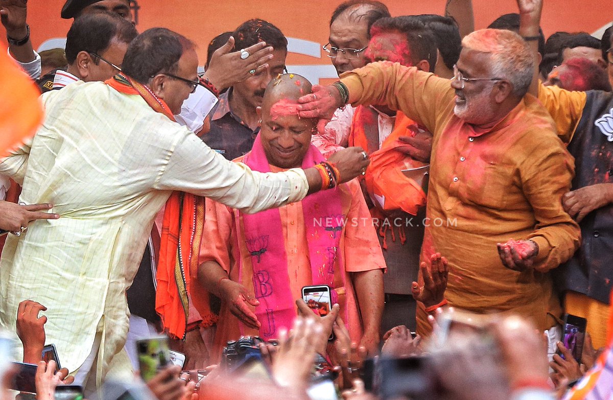 tripsashu's tweet photo. प्रचंड जीत के बाद मुख्यमंत्री योगी आदित्यनाथ पहुँचे भाजपा कार्यालय… 

योगी आदित्यनाथ को इतने पास देखकर बच्ची हुई भाव-विभोर। 

@myogiadityanath 

#AssemblyElectionResult2022 #BJP4UP https://t.co/mW2QVR5ITO