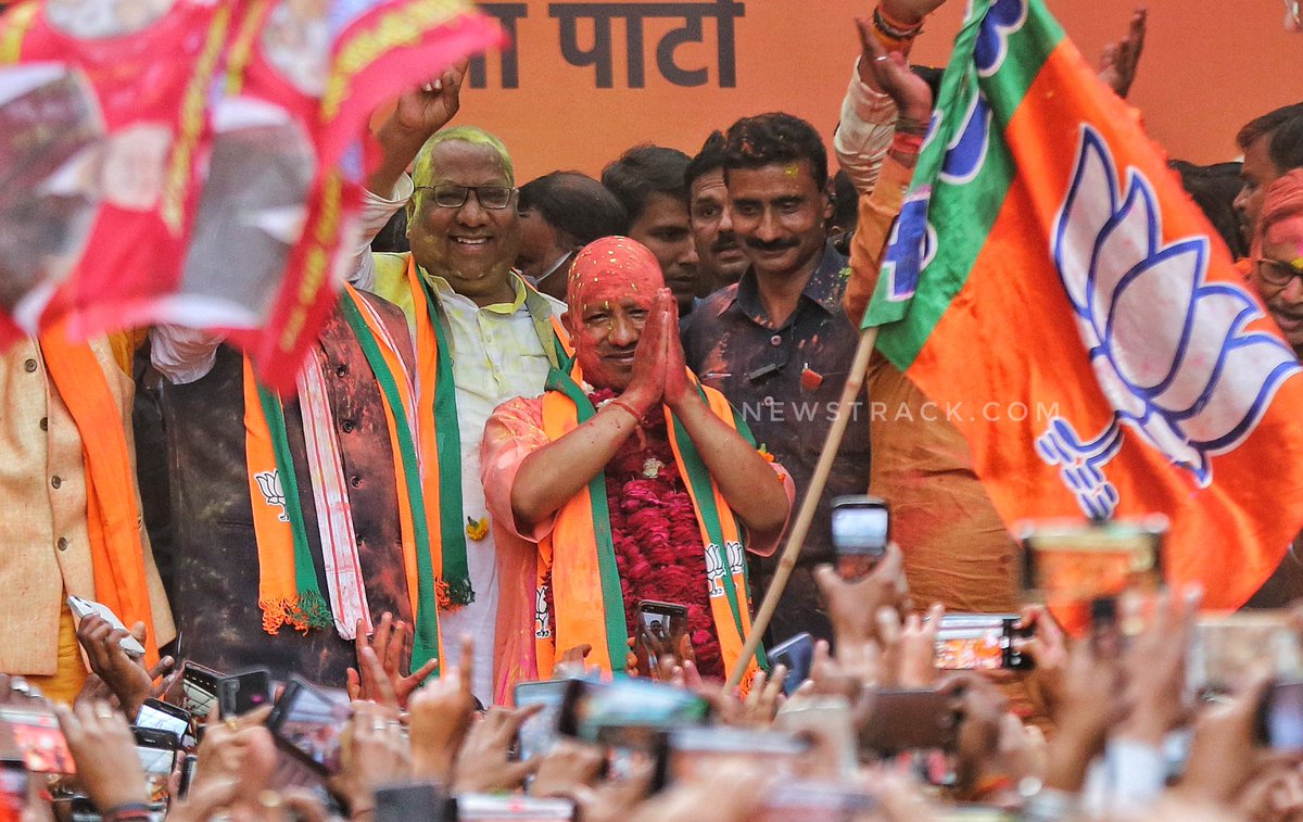 tripsashu's tweet photo. प्रचंड जीत के बाद मुख्यमंत्री योगी आदित्यनाथ पहुँचे भाजपा कार्यालय… 

योगी आदित्यनाथ को इतने पास देखकर बच्ची हुई भाव-विभोर। 

@myogiadityanath 

#AssemblyElectionResult2022 #BJP4UP https://t.co/mW2QVR5ITO