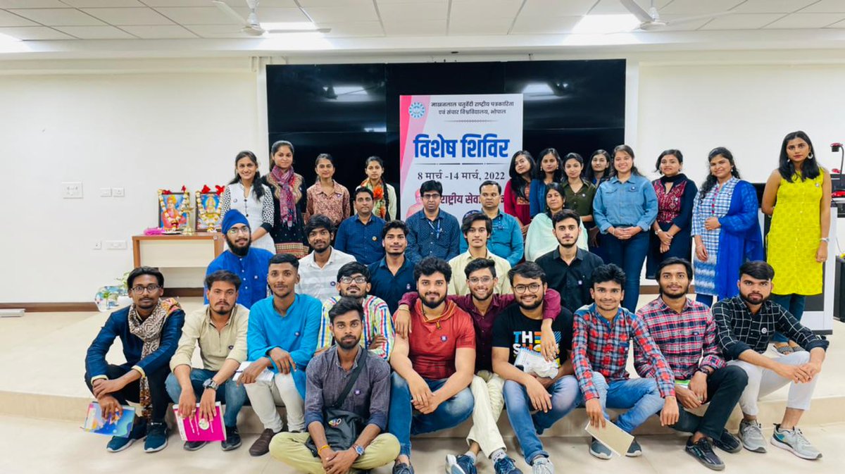 Shalinishekha15's tweet image. 𝐅𝐢𝐧𝐚𝐧𝐜𝐢𝐚𝐥 𝐥𝐢𝐭𝐞𝐫𝐚𝐜𝐲 𝐚𝐭 𝐍𝐒𝐒 𝐂𝐀𝐌𝐏
“A person either disciplines his finances or his finances disciplines him.”We got the opportunity to learn about financial literacy by the RBI officers.Guidence:-@PraveenPrati @gajendraawasya sir. #nss #nssmcu #nssmcuday3