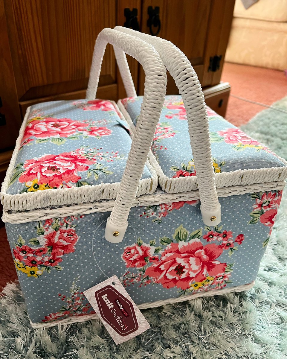 HuntressCosplay's tweet photo. My new sewing box arrived! 👏🏻😁
#sewing #crafting #hobbycraft https://t.co/ExwFbdIuQM