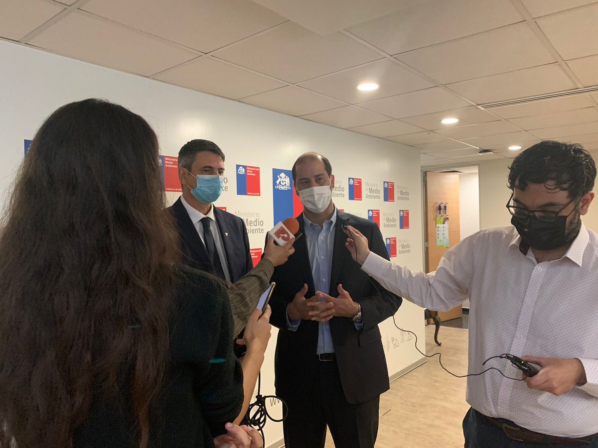 El ministro del <a href="/MMAChile/">Ministerio del Medio Ambiente</a>, <a href="/naranjo_javier/">Javier Naranjo</a>, junto al ministro de <a href="/min_ciencia/">Ministerio de Ciencia</a>, <a href="/acouvecorrea/">Andrés Couve Correa</a>, calificaron como un hito para la historia medioambiental de 🇨🇱 la aprobación d la ley marco de cambio climático x parte del <a href="/Senado_Chile/">Senado Chile</a>, c/ lo que termina su tramitación en el Congreso