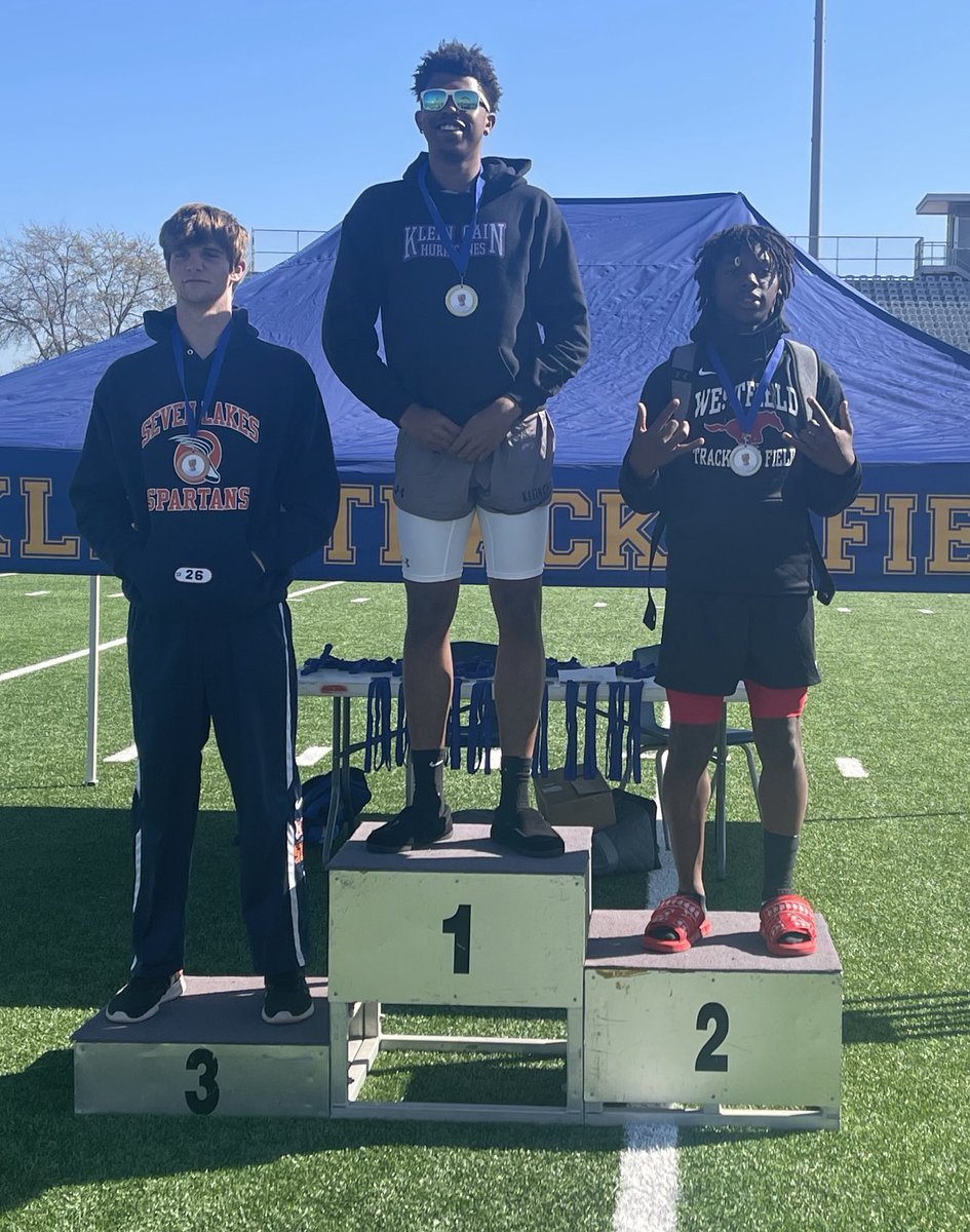 TrackWestfield's tweet photo. Clearing 6’2 with ease 🤯 2nd place in High Jump @lightemup_q ‼️‼️ https://t.co/JrGhdkmGm4