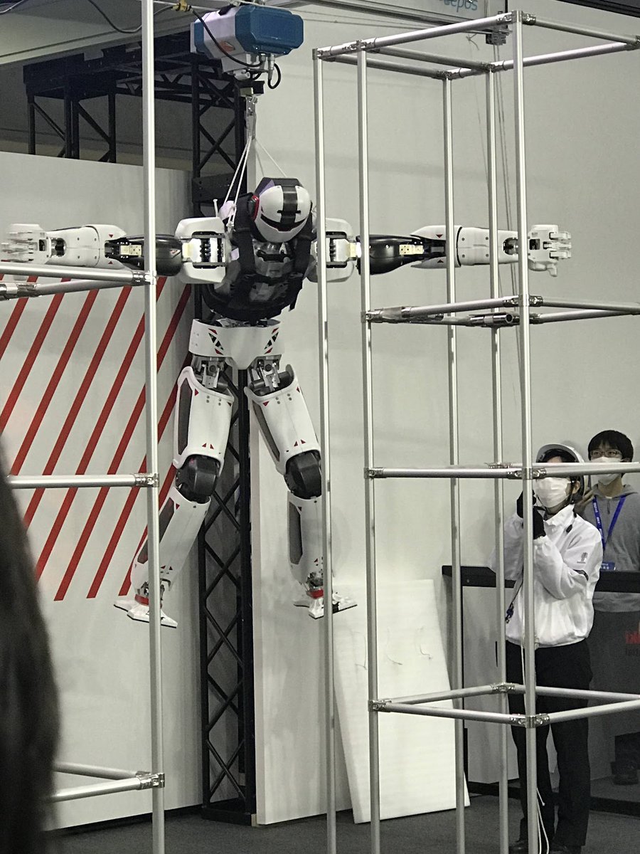 kingyo222's tweet photo. 川崎重工のロボット、デモンストレーションがシュールで面白い！

#国際ロボット展 https://t.co/Fk5oMJhUgH