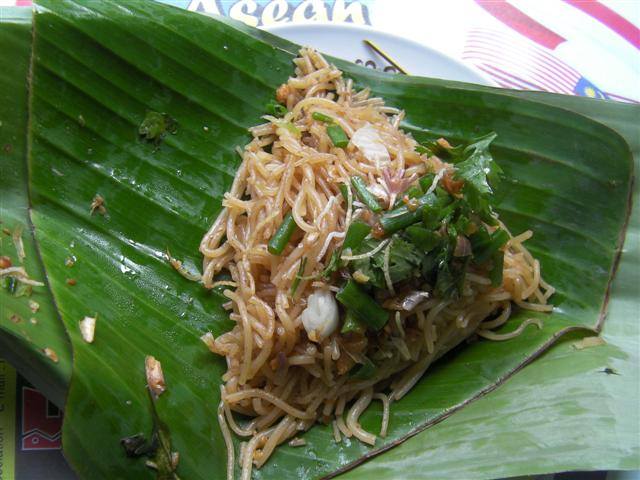 samrujlok's tweet photo. #ผัดหมี่ขนมจีน อาหารพื้นบ้านล้านนา
ผัดหมี่ขนมจีน หรือข้าวหมี่ หรือคั่วหมี่ เป็นอาหารว่างที่ทำมาจากขนมจีน นำมาคั่วหรือผัดกับน้ำมันพืช ใส่เครื่องปรุงหลัก น้ำอ้อย ซีอิ้วดำ นิยมรับประทานกับผักกาดดองและแคบหมู ต้องคลุกเคล้าเครื่องปรุงทั้ให้เข้ากันก่อน จึงจะนำมาผัด (ภาพ:nanainn) https://t.co/suZPiMapRg