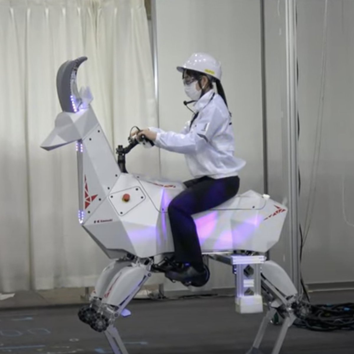kingyo222's tweet photo. 川崎重工のロボット、デモンストレーションがシュールで面白い！

#国際ロボット展 https://t.co/Fk5oMJhUgH