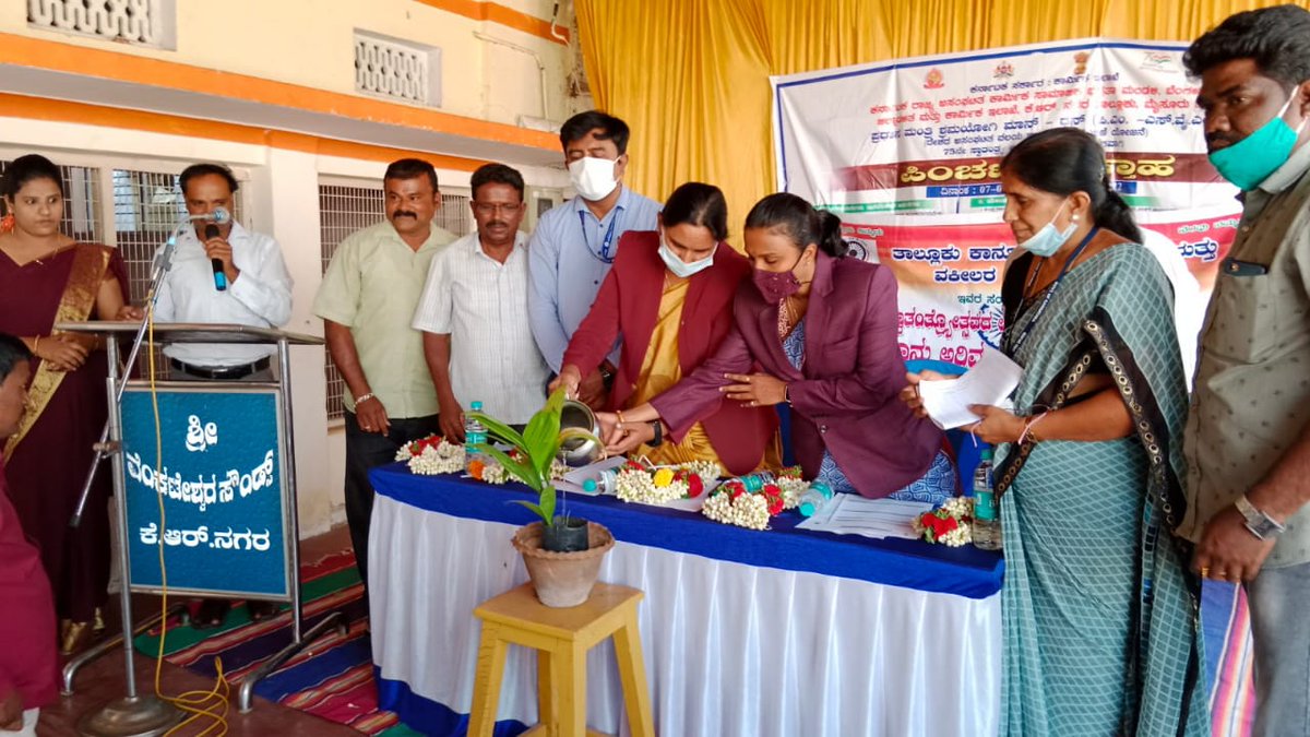 ksuwssb's tweet photo. ಮೈಸೂರು: ಇಂದು ಜಿಲ್ಲೆಯಲ್ಲಿ ಪಿಂಚಣಿ ಸಪ್ತಾಹ ಅಂಗವಾಗಿ PMSYM ಯೋಜನೆ ಕುರಿತು ಕಾರ್ಮಿಕರಲ್ಲಿ ಅರಿವು ಮೂಡಿಸಲಾಯಿತು.
"ಅಸಂಘಟಿತ ಕಾರ್ಮಿಕರಿಗೆ ಪಿಂಚಣಿ ಯೋಜನೆ"
ಹೆಚ್ಚಿನ ಮಾಹಿತಿಗಾಗಿ ಸಂಪರ್ಕಿಸಿ ಕಾರ್ಮಿಕ ಸಹಾಯವಾಣಿ 155214 ಅಥವಾ https://t.co/6PyvdZ2ddt
#PMSYM #Pensionweek #Unorganized https://t.co/Hnz2J1jX84