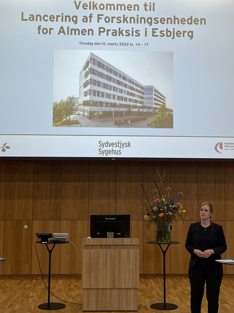 EspersenKurt's tweet photo. @stephanie_lose holder oplæg på lancering af Forskningsenheden for Almen Praksis i Esbjerg.
Det er begyndelsen for den klinikmære lægeuddannelsen på @sydvestjysksygehus, hvor de første studerende starter 1. September https://t.co/J4GluYoL5q