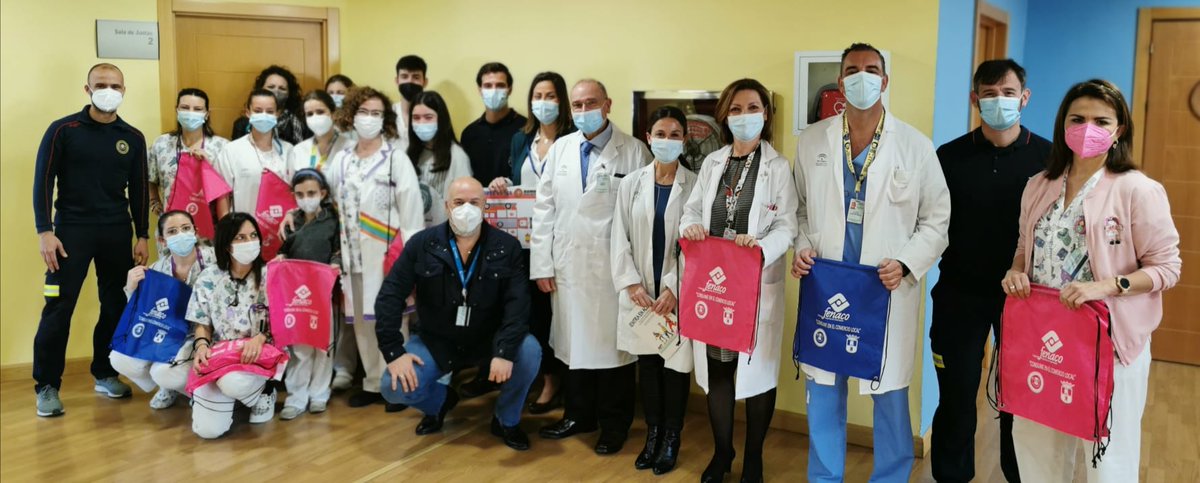 AGSSurSevilla's tweet photo. Agradecimiento a los @BOMBEROS_DH por su #solidaridad con los más pequeños del #HospitalValme. Hoy han entregado material didáctico en el marco de la festividad de su patrón #sanjuandedios

#HumanizAnd
#bomberos https://t.co/HX0Hr7gGqX