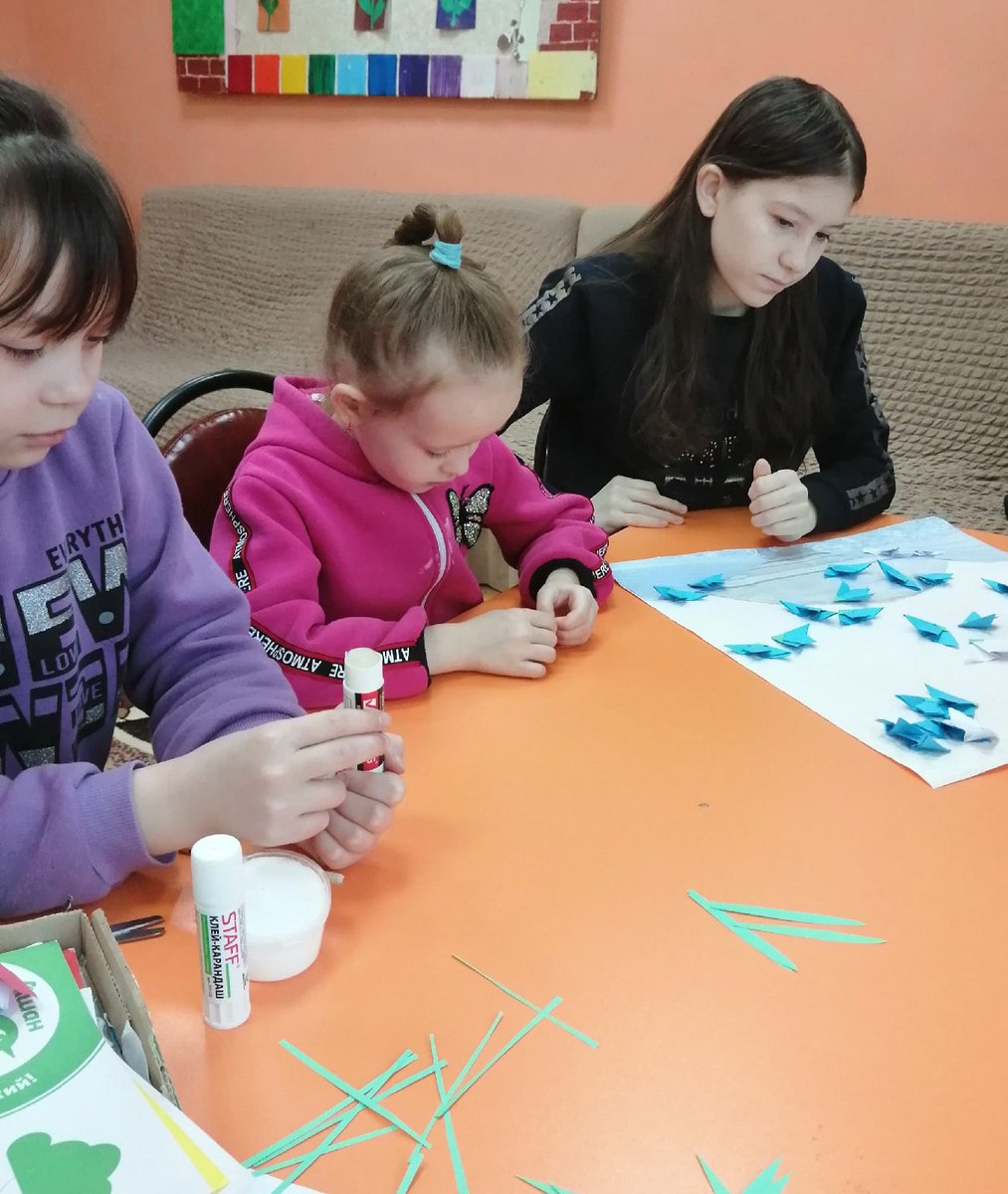 srcnes's tweet image. #mspno Несовершеннолетние ОСРН изготовили коллаж на тему: «Весенние цветы». Цветы-первоцветы в технике «оригами» воспитанники оформили  ещё на заснеженной полянке.