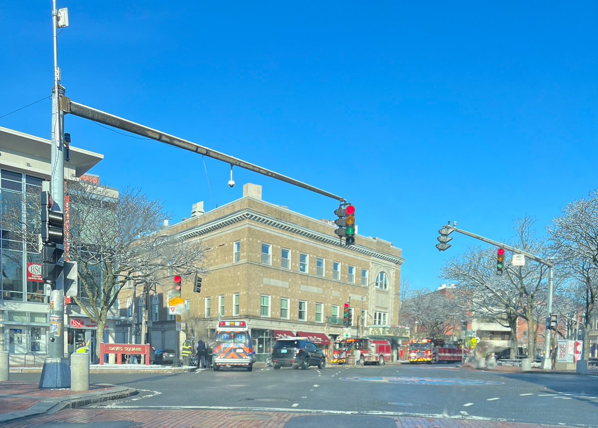 SummerOfGarrett's tweet photo. @SomervilleCity @katjballantyne @311Somerville Not a good look for the lights department. Please fix this intersection already. https://t.co/FyJrzCgPoP