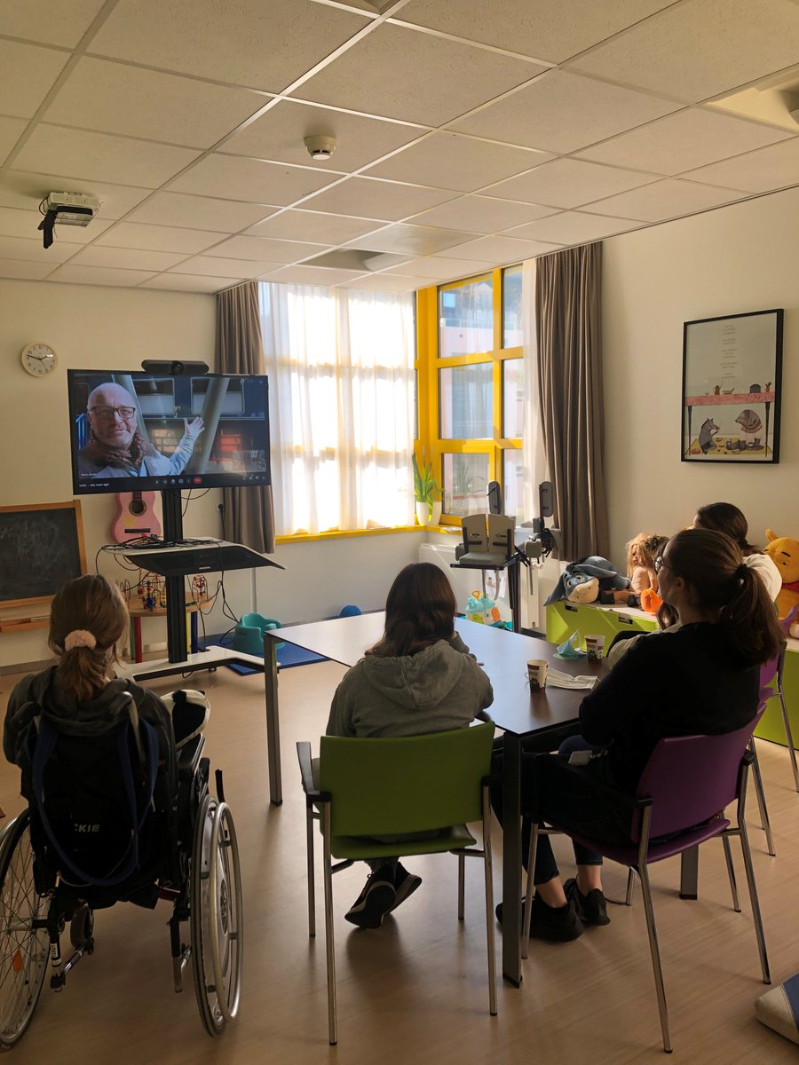 DeHoogstraat's tweet photo. Als cadeau van een kinderarts kregen de kinderen en jongeren op onze afdeling vandaag een online rondleiding in het Spoorwegmuseum. Ze konden Arnold het hemd van het lijf vragen over alle treinen, superleuk!
#VindiQu #spoorwegmuseum #onlinerondleiding #allesovertreinen https://t.co/73TtvEjcWI