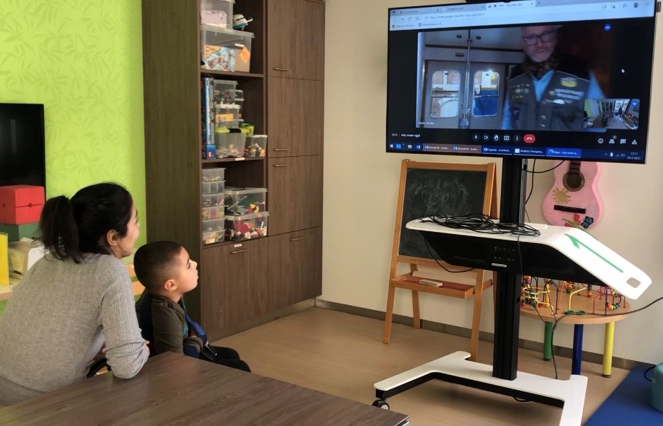 DeHoogstraat's tweet photo. Als cadeau van een kinderarts kregen de kinderen en jongeren op onze afdeling vandaag een online rondleiding in het Spoorwegmuseum. Ze konden Arnold het hemd van het lijf vragen over alle treinen, superleuk!
#VindiQu #spoorwegmuseum #onlinerondleiding #allesovertreinen https://t.co/73TtvEjcWI