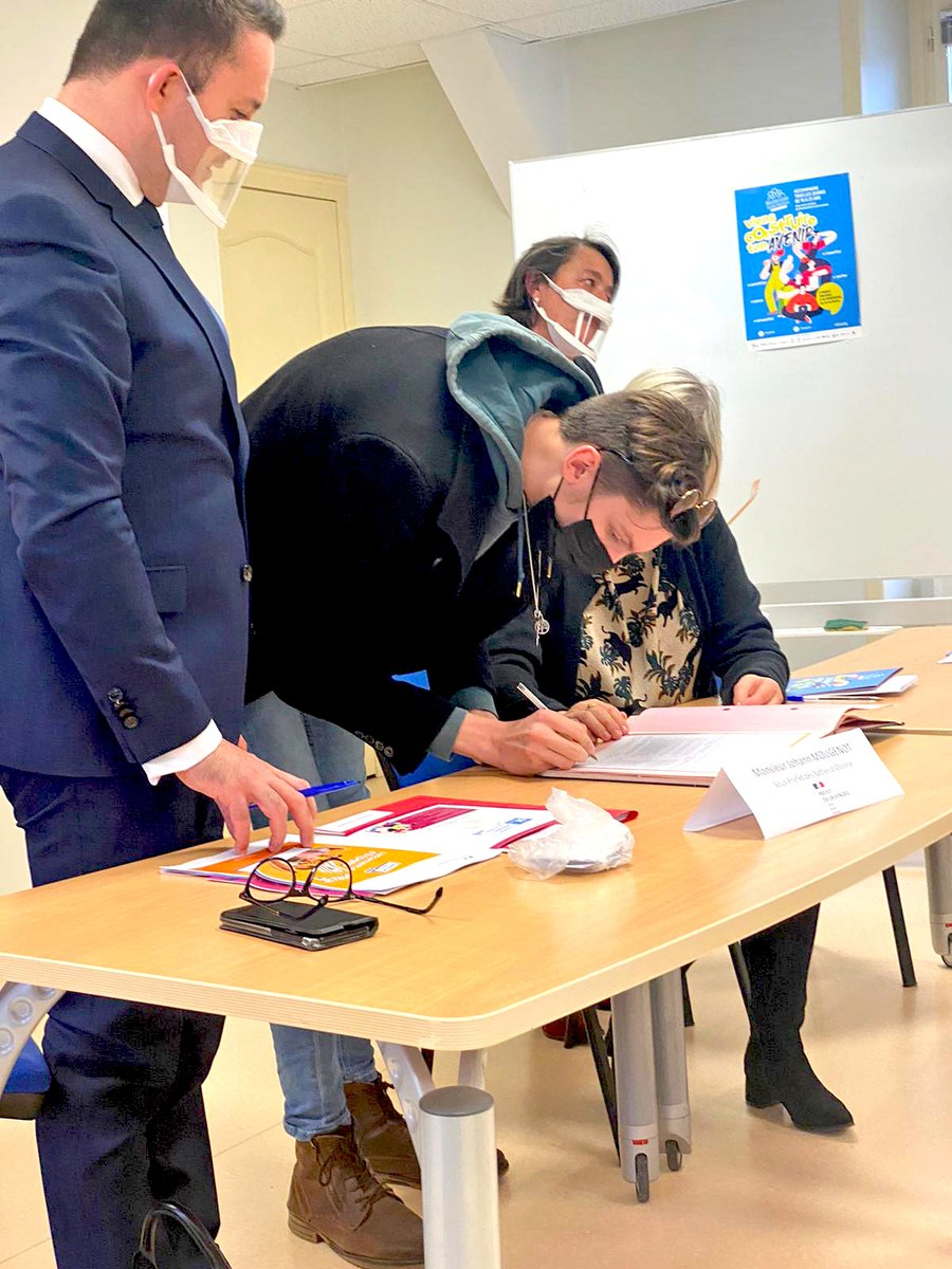 PrefetVendee's tweet photo. #1jeune1solution | Signature des 1ers contrats d'engagement jeune #CEJ sur l'arrondissement des Sables d'Olonne en présence de J. Mougenot, sous-préfet des Sables d'Ol. : un accompagnement intensif par les référents Mission locale et Pôle emploi pour trouver sa voie et un emploi. https://t.co/CODVR0q8fU