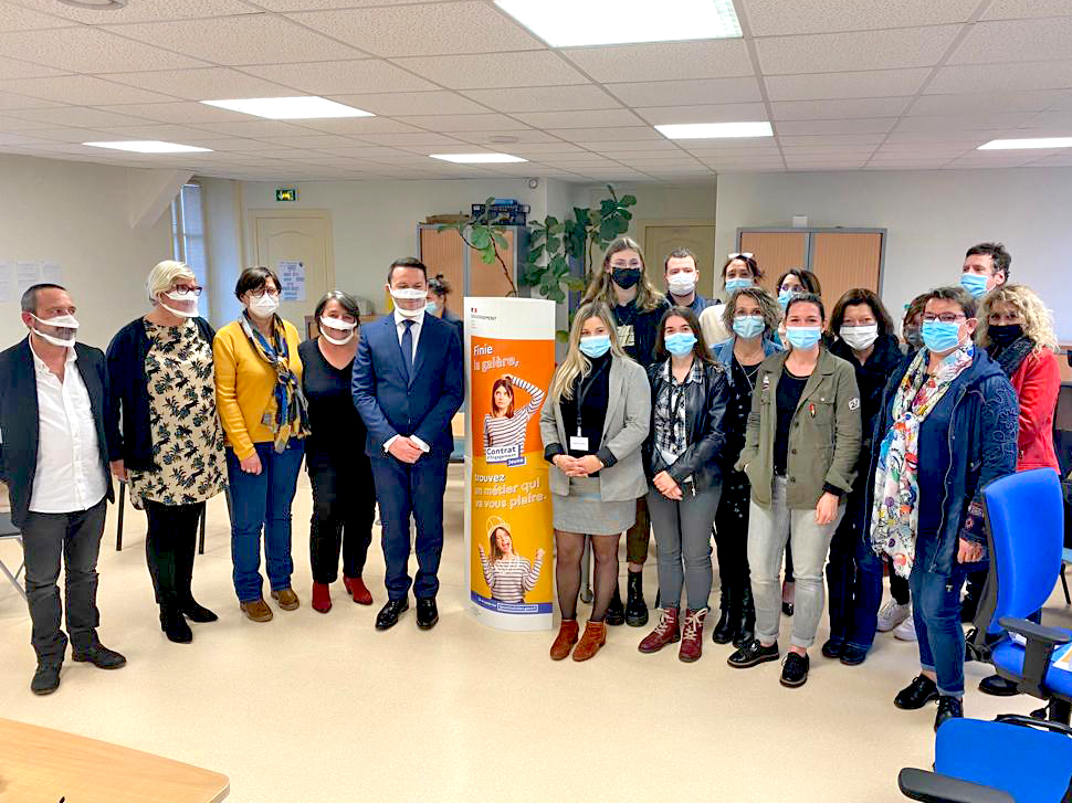 PrefetVendee's tweet photo. #1jeune1solution | Signature des 1ers contrats d'engagement jeune #CEJ sur l'arrondissement des Sables d'Olonne en présence de J. Mougenot, sous-préfet des Sables d'Ol. : un accompagnement intensif par les référents Mission locale et Pôle emploi pour trouver sa voie et un emploi. https://t.co/CODVR0q8fU