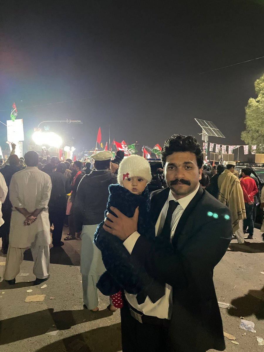 RajaAbdurRehman's tweet image. Islamabad D Chok with my Youngest Jiyali daughter #IsraRehman Listening chairman @BBhuttoZardari  in #AwamiMarch #Jalsa .