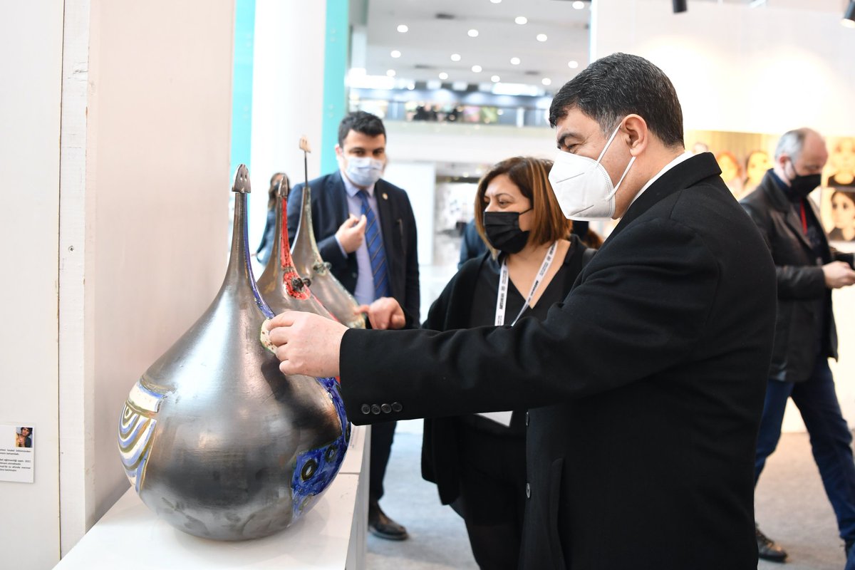 AnkaraValiligi's tweet photo. Vali Vasip Şahin ve eşi Şeyma Şahin, ATO Congresium’da ArtAnkara 8. Uluslararası Çağdaş Sanat Fuarı’nı ziyaret etti. https://t.co/ncXUz5nbvA