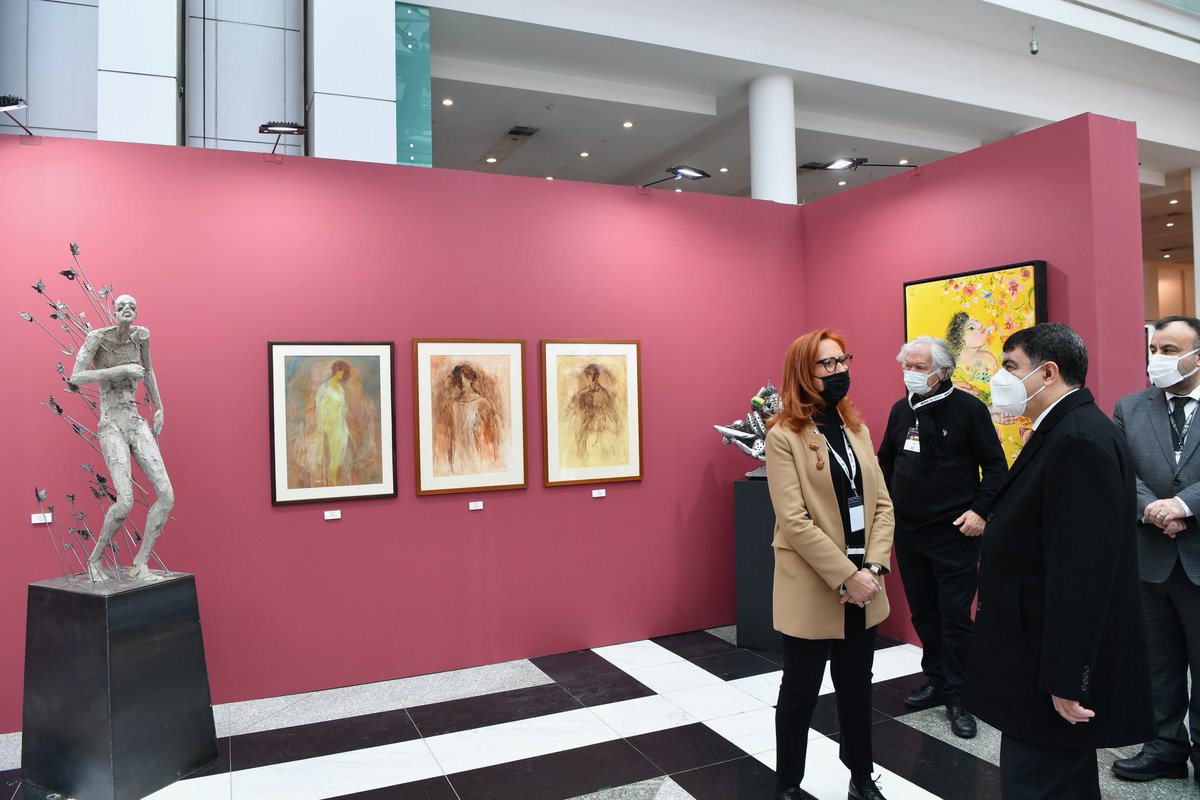 AnkaraValiligi's tweet photo. Vali Vasip Şahin ve eşi Şeyma Şahin, ATO Congresium’da ArtAnkara 8. Uluslararası Çağdaş Sanat Fuarı’nı ziyaret etti. https://t.co/ncXUz5nbvA