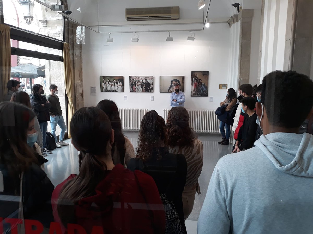 sbddretscivils's tweet photo. 📷Aquest matí, visites guiades a l'exposició "Dones. Mujeres. Afganistan" amb alumnat de primer de batxillerat. A càrrec d'un dels autors, el fotògraf i periodista @gervasanchez 

👉L'exposició es pot veure al Casal Pere Quart fins al 30 de març

#JovesEnAcció #Sabadell https://t.co/RBmFMtXerJ