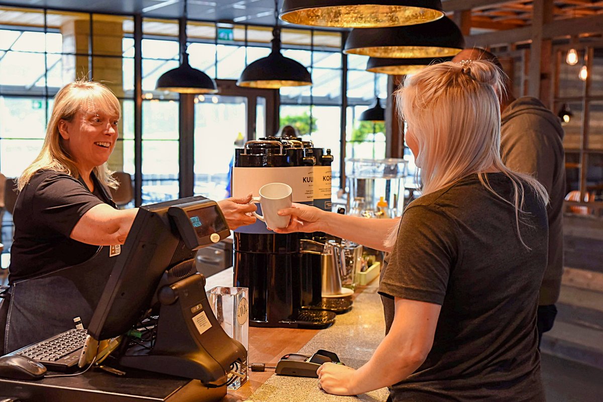 LeviRestaurants's tweet photo. Oletko 👉🏻 sinä meidän uusin tiimin vahvistuksemme? 🤩
Haemme vielä muutamia ravintola-alan osaajia kevätsesongille 2022 Suomen ykköstunturiin! Erityisesti kaipaamme joukkoomme kokkeja ja tarjoilijoita vahvistamaan joukkojamme. Lue lisää ja hae 👉🏻 https://t.co/WxlRy2uHUa https://t.co/qVl8VM12sT