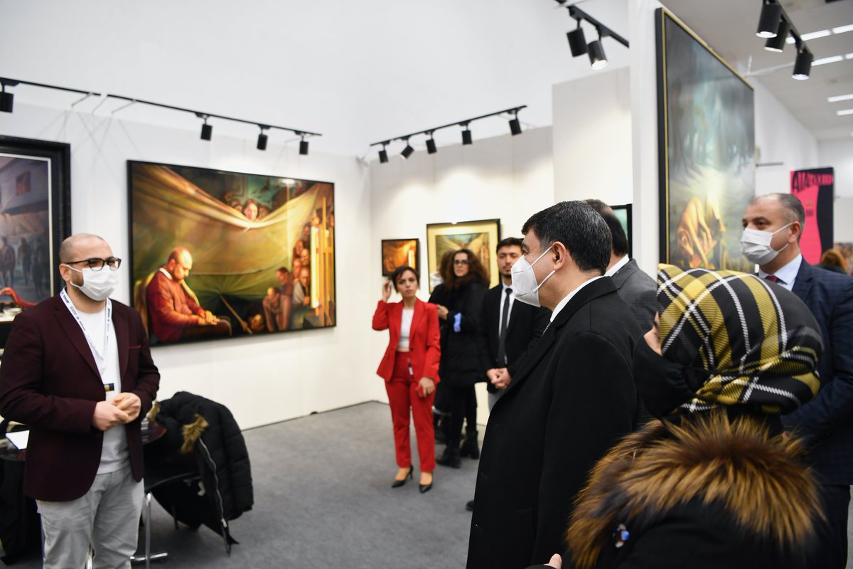 AnkaraValiligi's tweet photo. Vali Vasip Şahin ve eşi Şeyma Şahin, ATO Congresium’da ArtAnkara 8. Uluslararası Çağdaş Sanat Fuarı’nı ziyaret etti. https://t.co/ncXUz5nbvA