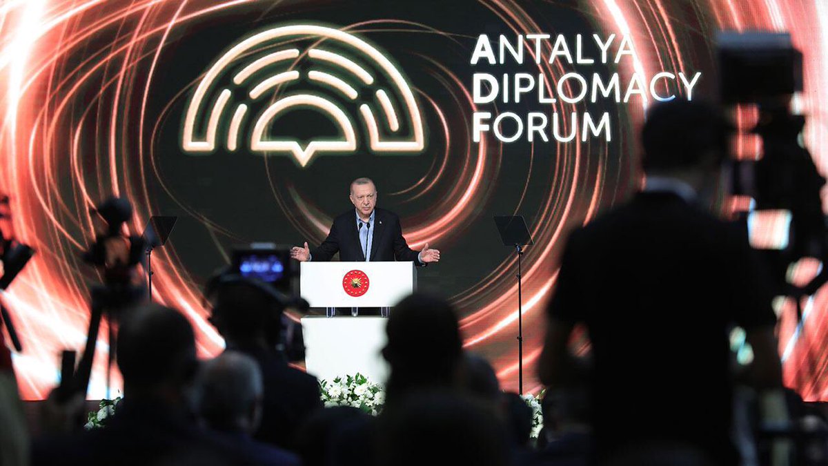 besikkayama's tweet photo. Türkiye'nin arabuluculuğu ile Antalya'da düzenlenen Rusya-Ukrayna-Türkiye üçlü dışişleri bakanları toplantısı, Cumhurbaşkanımız Sn. Recep Tayyip Erdoğan  ‘ın açılış konuşmalarıyla başlamıştır.

“Antalya Diplomasi Forumu”

#MEET4DIPLOMACY
@RTErdogan 
@hakanhanozcan https://t.co/MgyhxPNXrr