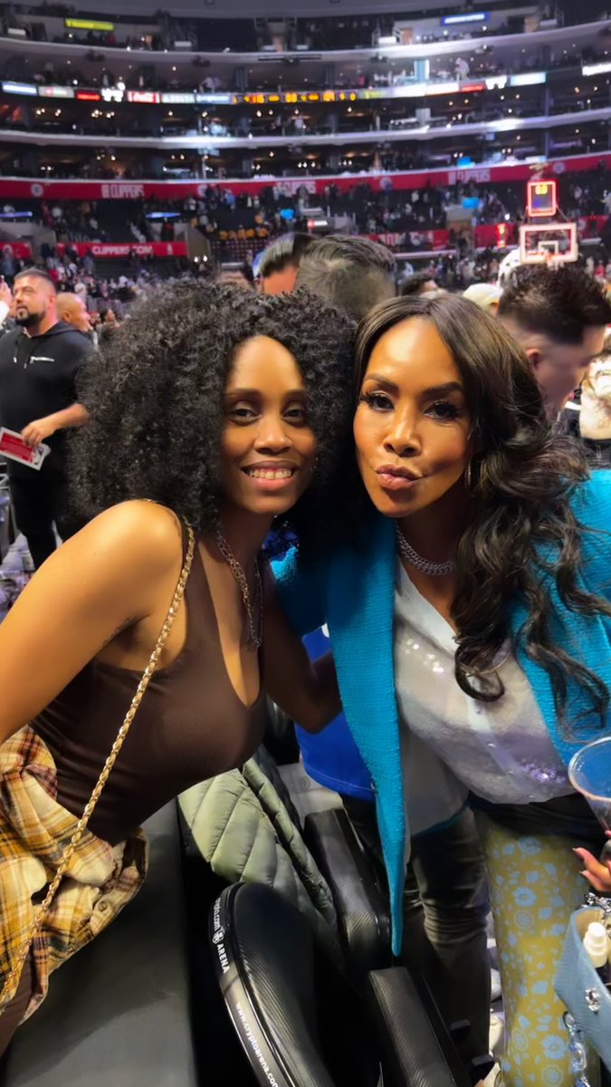 Last night shenanigans watching the Clippers! Hanging courtside with the beautiful Vivica A. Fox! My night has been made ❤️