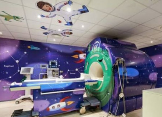 A l'Hospital de Sant Joan de Déu saben com tractar els nens. De fa temps, per a reduir-los-hi l'ansietat, la sala de ressonàncies simula una nau espacial.