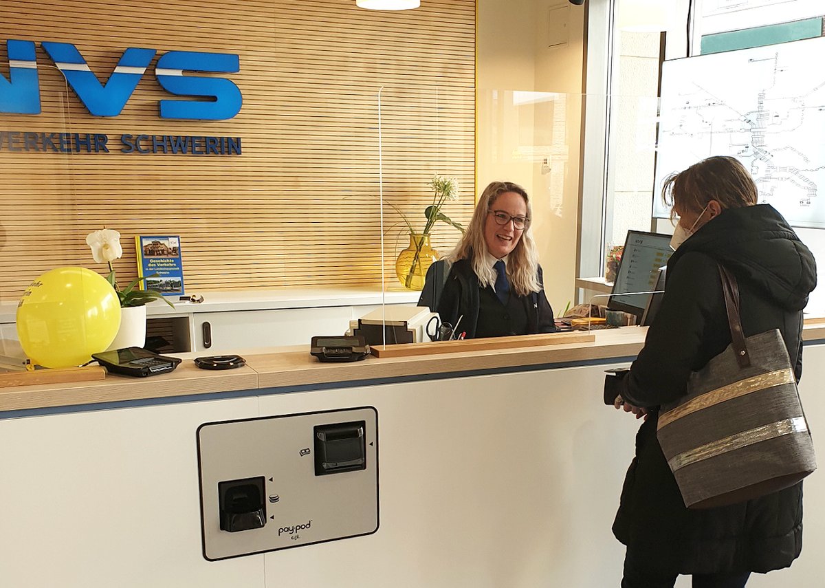 AmconGmbH's tweet photo. Zusätzlich zu unserem Verkaufssystem haben wir die Servicestelle der Nahverkehr Schwerin GmbH nun mit einem Cash-Recycler ausgestattet. Das Bezahlen und Kassieren mit Bargeld wird schneller, einfacher und hygienischer.

Mehr Infos unter: https://t.co/tPC1ZOJsmx https://t.co/MdTbN1gC2a