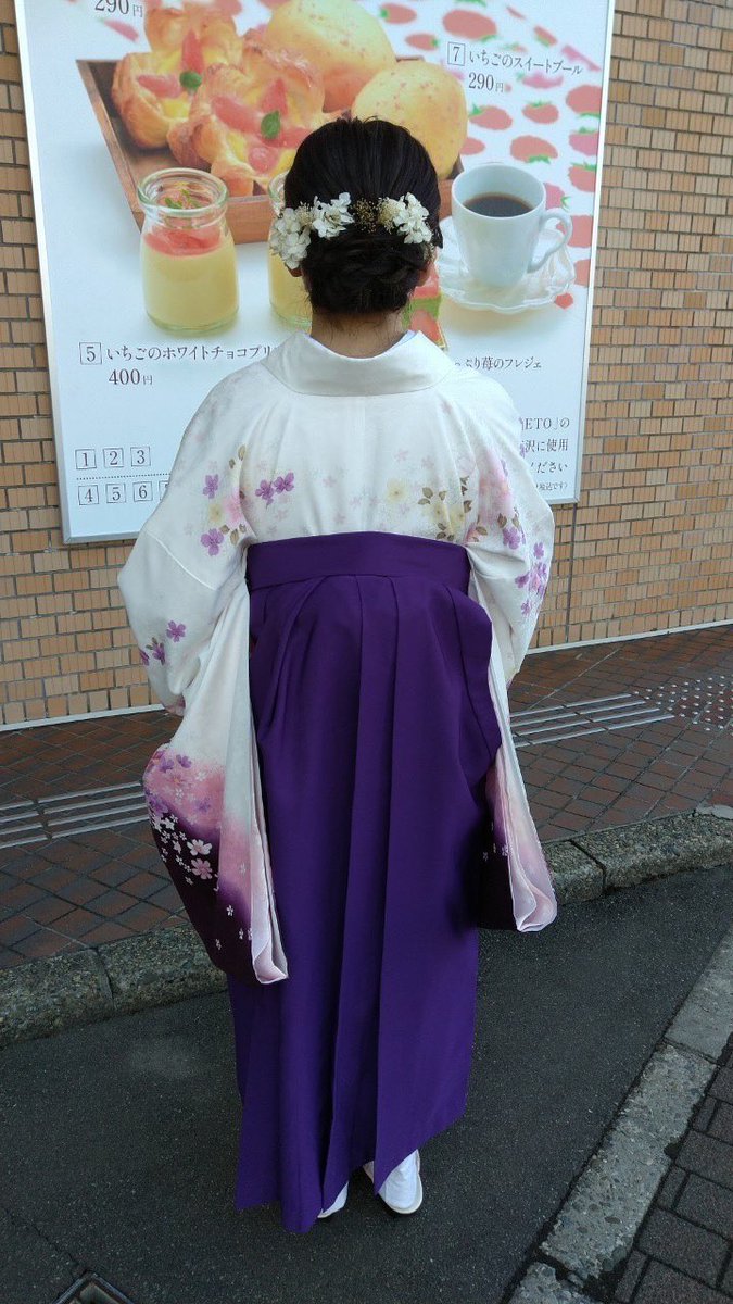 nmvz_76's tweet photo. なんと今日！！！
卒業式でした！！！

クラス唯一の皆勤賞＆袴姿
クラス代表で卒業証書読み上げられる

こんなに出来事が重なることはありますかね！？！？
まだまだ至らないことも多いですが今後ともよろしくお願いします🙇‍♀️

(1.2枚目撮影:お母さん)

#卒業袴 https://t.co/KgetaET6Zw
