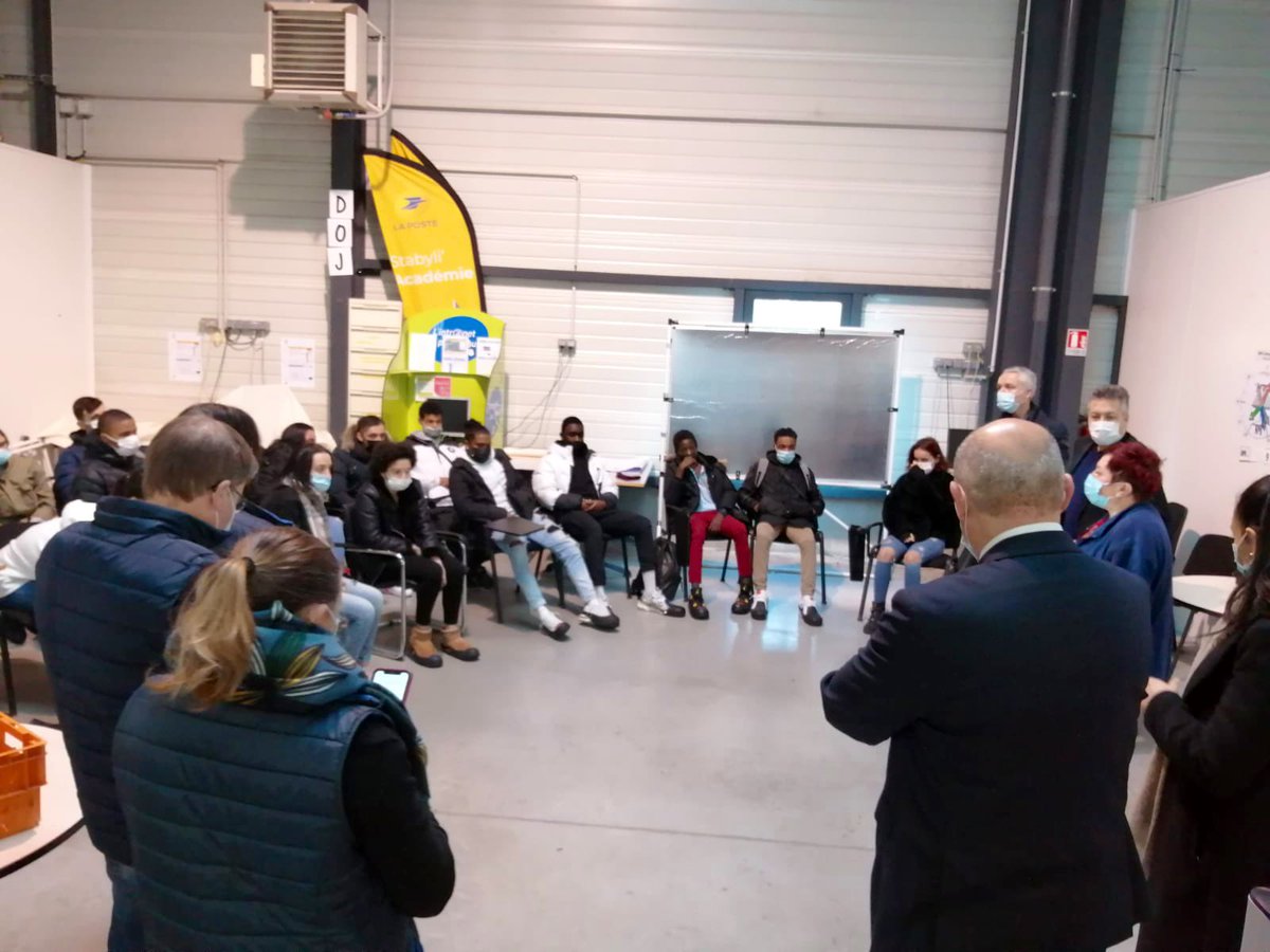 🤩 15 jeunes de l’<a href="/E2C95/">École de la 2e Chance en Val-d’Oise</a> ont visité la plateforme courrier d'Éragny et bénéficié d'une présentation des métiers du courrier de <a href="/GroupeLaPoste/">La Poste Groupe</a> 📮
Merci beaucoup à M Abbas, M Bestel, Mme Sophie Diakite, Mme Marie-Jeanne Pascreau nous ayant chaleureusement accueillis ce jour 😊