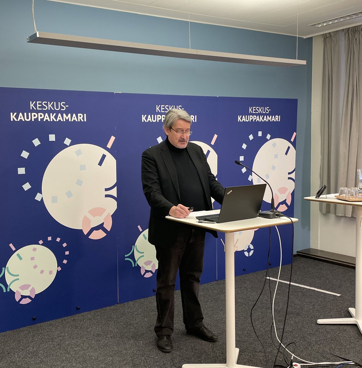 K3FIN's tweet photo. Finanssialan keskusliiton johtava asiantuntija Mika Linna kertoo maksupakotteista. Visa ja Master Card ovat ilmoittaneet sulkevansa toiminnan Venäjällä. Venäläisiä pankkeja koskevat SWIFT-pakotteet astuvat voimaan 12.3.

@finanssiala #rahoitus #rahoituspakotteet https://t.co/ehc9DmA4pA