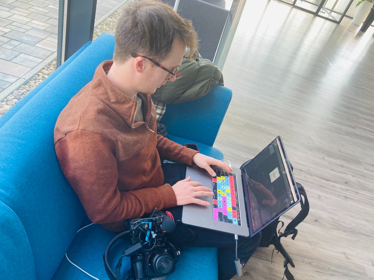 iwan_griff's tweet photo. Ar y ffordd nôl o Hwngari, ga'i ddiolch am waith y dyn camera @calebswinney am lwyddo i ddal y darluniau yna o'r ffin ag Wcráin sydd wedi crisialu pa mor enbyd yw sefyllfa'r ffoaduriaid. Profiad emosiynol yn gohebu gyda @NewyddionS4C a @BBCRadioCymru #Ukraine #ffoaduriaid https://t.co/TBVe3J2faL