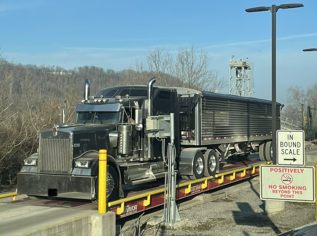 ross_woodruff's tweet photo. Train horns sounded great!   @farmerbarclay https://t.co/6pOWpm3KPe