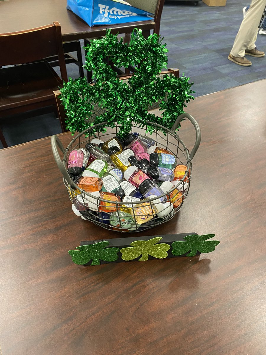 msjohns5's tweet photo. A surprise breakfast from our wonderful admin🥰💚  @HCPSJenningsMS @kavetta1908 https://t.co/VAG3FTX7Pm