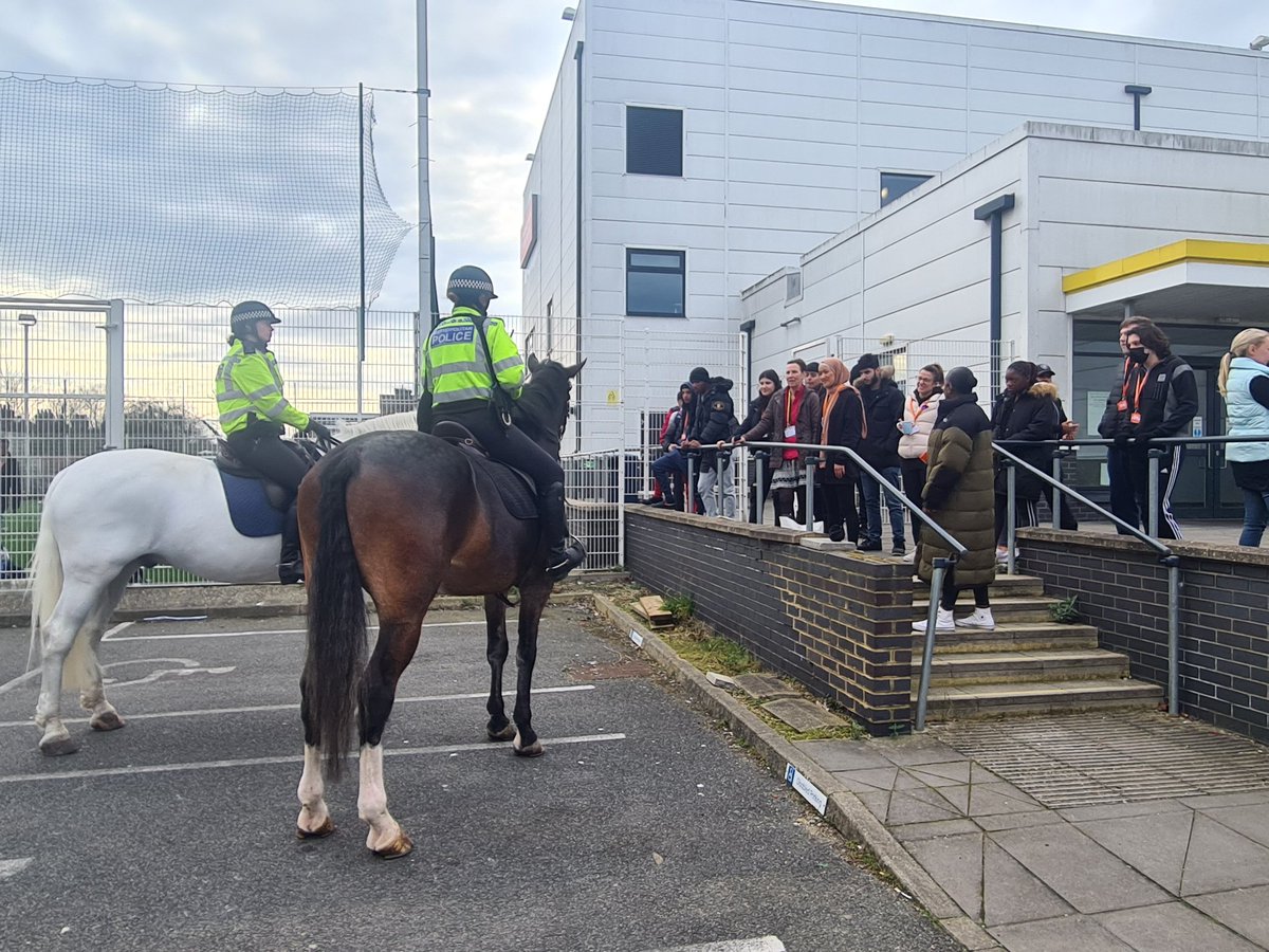 Haringey6thForm's tweet photo. #TeamHaringey6 students really enjoyed Ph Urbane ๐ด and Ph Verdun ๐ด visiting us and giving students more of an insight of different job opportunities within the @metpoliceuk @MetPoliceEvents
#ThankYou #H6Experience #HopeInTottenham https://t.co/fqvtlvgWrU