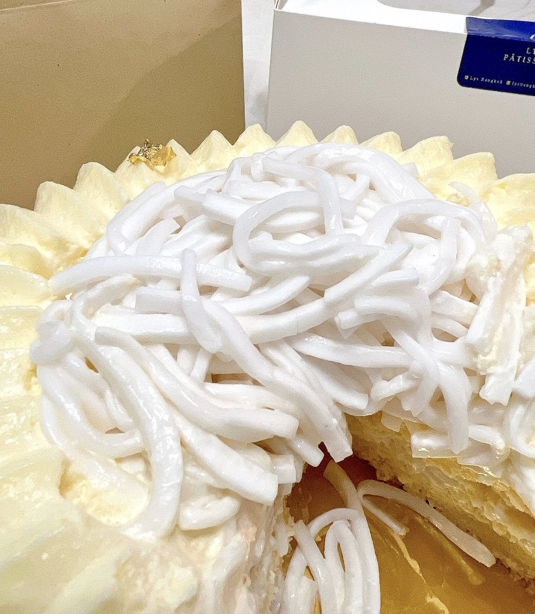 aearReview's tweet photo. มันดีต่อใจมากทุกคน เค้กมะพร้าวอ่อนครีมสดของร้าน 𝐋𝐘𝐒 𝐛𝐚𝐧𝐠𝐤𝐨𝐤 รสชาติละมุน ด้านในเป็นเค้กชิฟฟ่อนนุ่มฟู 2 เลเยอร์และครีมสด มะพร้าวอ่อนมาแบบแน่นๆ ไม่หวาน ไม่เลี่ยน ความมะพร้าวนี่ยกให้เป็นที่ 1 เลย สายเค้กมะพร้าวต้องลองนะ
📍LINE : @lysbangkok
@aroii #อร่อยบอกต่อ @reviewaroii https://t.co/E9qOBm3BNH