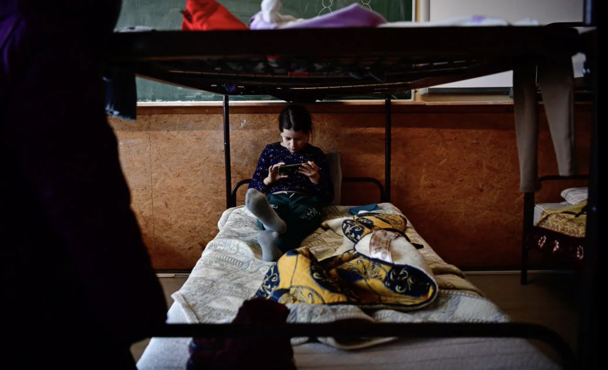 In #Ukraine, all schools are closed due to the war. But there's something that telecommunications providers can do to help Ukrainian children continue their education -- provide free access to education services, without charging for data. @techchildrights hrw.org/news/2022/03/1…