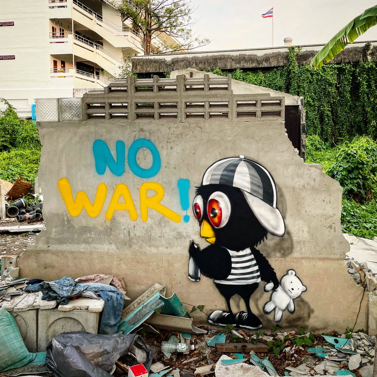 muebon's tweet photo. NO WAR! 2022.
สงครามของผู้ใหญ่จะพรากทุกอย่างไปจากเด็ก!

#nowarinukraine #nowar #stopwarinukraine #stopwar #peace #kids #art #pukruk #muebon #bear #streetstyle #streetart #graffiti #instagraffiti #instastreetart #wall #urban #UkraineRussianWar  #Ukraine️ https://t.co/ZFJvsyLSkI