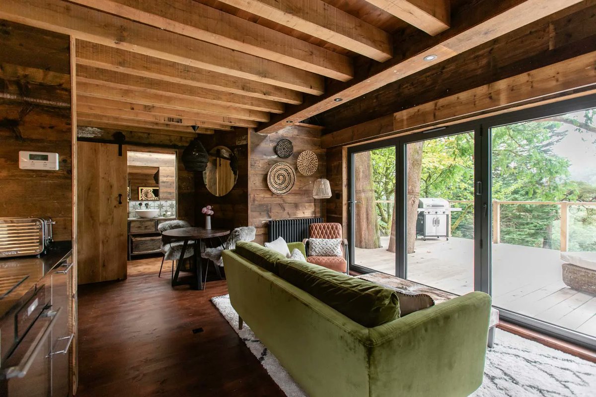 Surrounded by wild and pretty woodland, The Tree House is the most magical getaway for two. 
sandandstoneescapes.com/property/the-t…