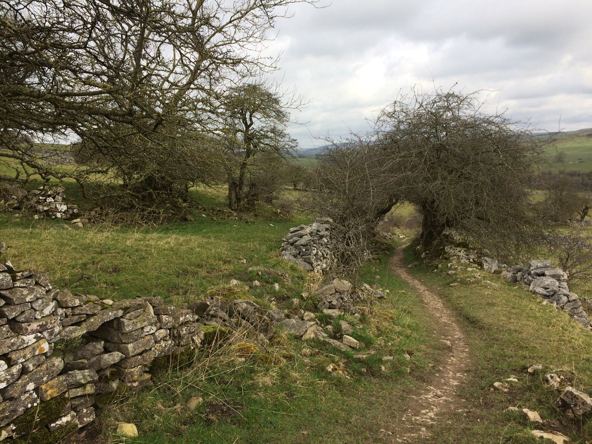 DfsStubbs's tweet photo. Ascending to #Wormhill in the #Derbyshire #Dales fine #Georgian #farmhouse with interesting stone garden ‘gate’ or stile. Nearby is a monument to the #canal #engineer #James #Brindley who was born there. #PeakDistrict https://t.co/RoLvde0UcE