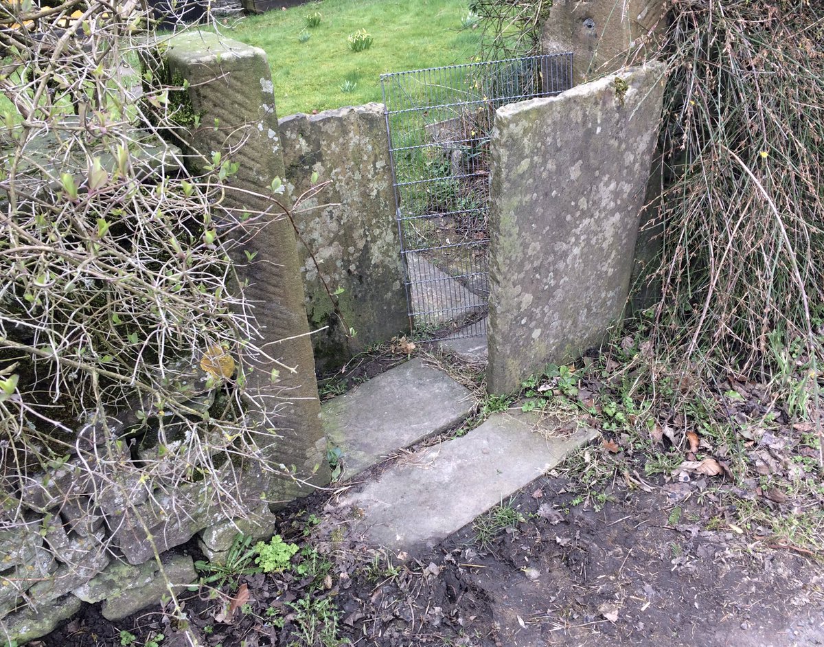DfsStubbs's tweet photo. Ascending to #Wormhill in the #Derbyshire #Dales fine #Georgian #farmhouse with interesting stone garden ‘gate’ or stile. Nearby is a monument to the #canal #engineer #James #Brindley who was born there. #PeakDistrict https://t.co/RoLvde0UcE