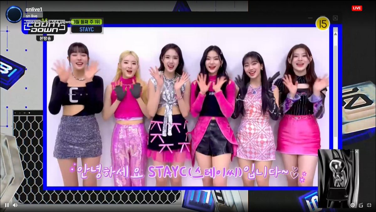 STAYCTEAMBR's tweet photo. Elas não param! As meninas do #STAYC ganharam o seu 5° win da era "RUN2U" no M COUNTDOWN.
Continuem dando MUITO stream e ajudando nas votações, swiths ❤
#RUN2U5thwin #stayc8thwin https://t.co/AItu73IBpi