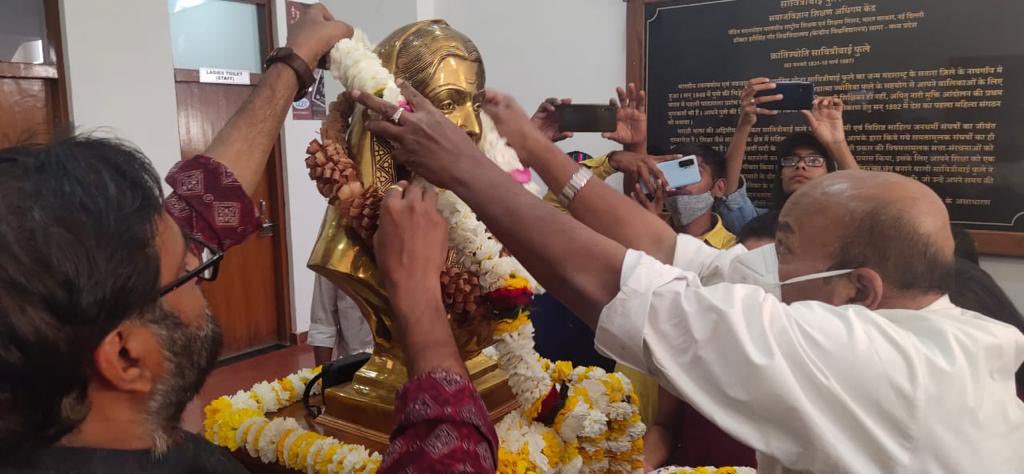 Drvirendrakum13's tweet photo. देश की पहली अध्यापिका एवं नारी मुक्ति आंदोलन की प्रणेता महान समाज सेविका सावित्रीबाई फुले की पुण्यतिथि पर डॉ. हरीसिंह गौर के इस विश्वविद्यालय में उनकी प्रतिमा पर माल्यार्पण कर श्रद्धांजलि अर्पित की। https://t.co/U7Z9964SW4