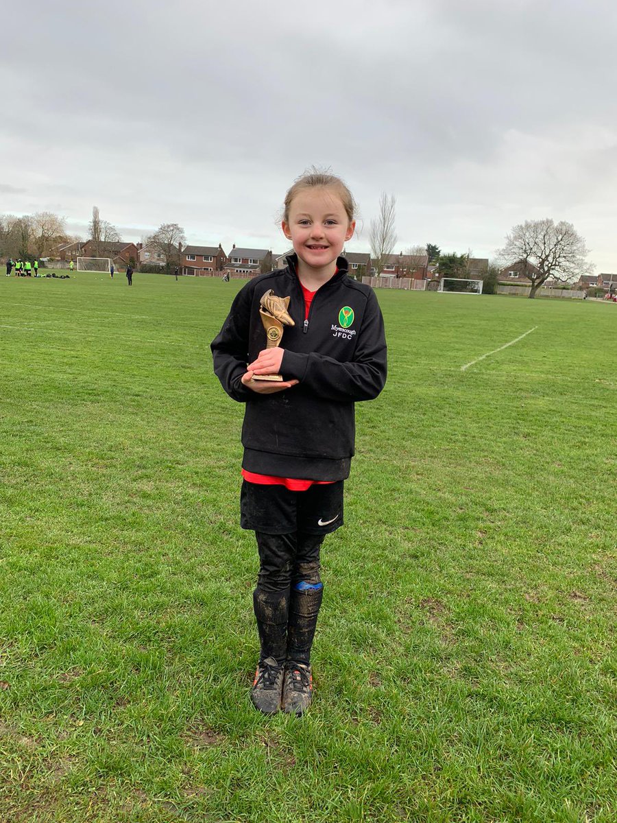 cheeseylaurab's tweet photo. When can we order the 🌟NEW🌟 @Lionesses 🦁 #euro2022 kits @Nike? #goalie mad daughter desperate to wear the kit for her first ever attendance at the euro opening match on 6th July! #goaliegirl #comeonengland #thisgirlcan https://t.co/9TaGqeWgJi