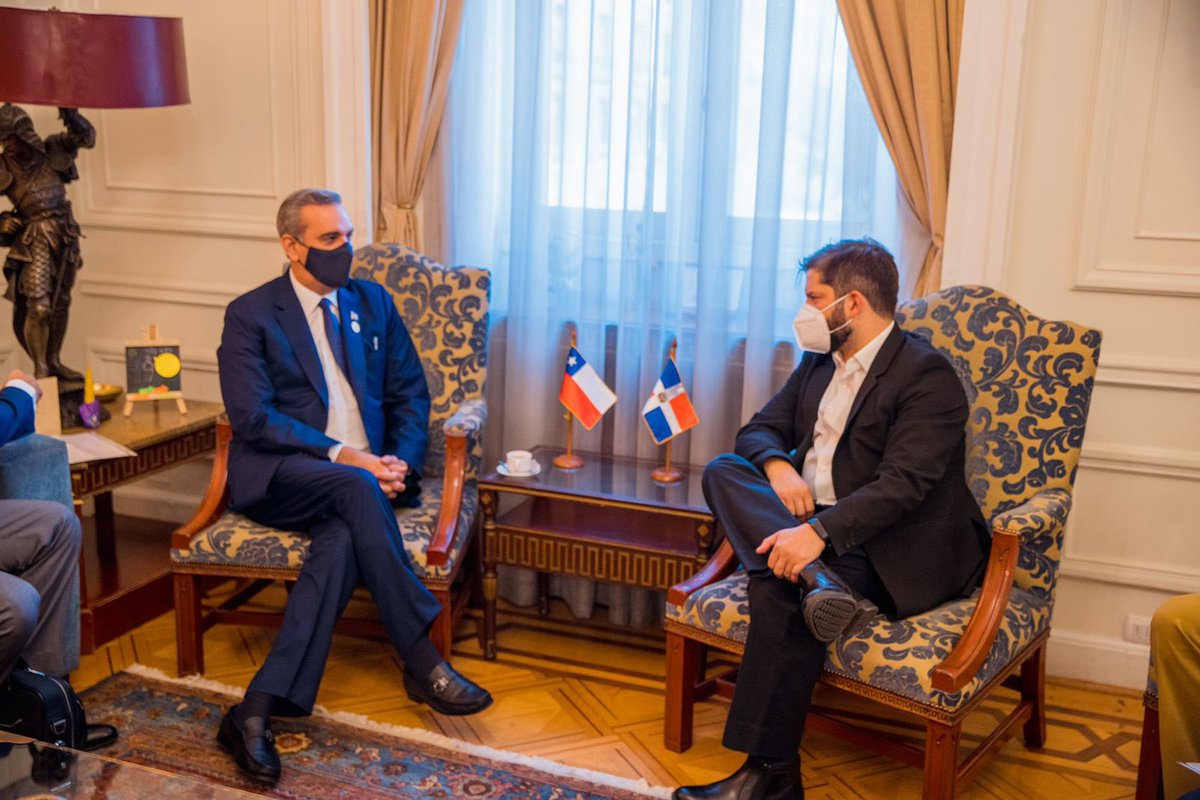 luisabinader's tweet photo. Encuentro con el Presidente electo de Chile, @gabrielboric. Le expresamos nuestros mejores deseos para su gestión y el compromiso de impulsar de manera conjunta el bienestar de nuestros pueblos, fortalecer las relaciones, y la cooperación entre ambos países. 🇨🇱 🤝 🇩🇴 https://t.co/1a8DAniohL