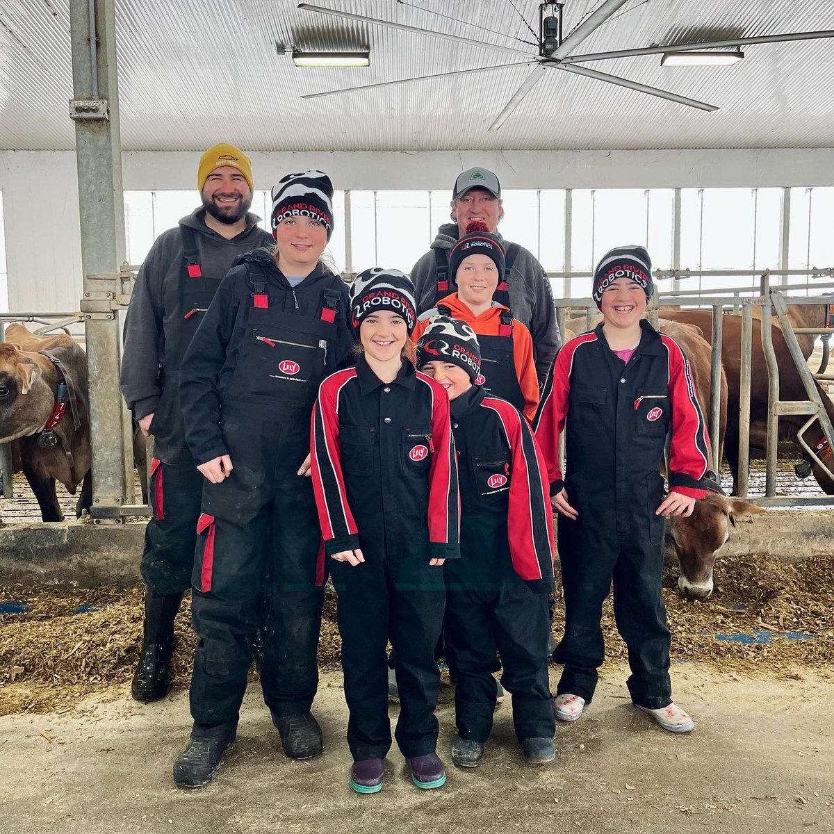 GRRobotics's tweet photo. Congratulations to Creekedge Farms of Elora, Ontario 🎉 

A very successful startup featuring 2 @LelyAstronaut A5 robots, a #Boetech automatic lifting gate, and 2 Lely Discovery 120 manure collectors.

#boetech #lely #manurecollector https://t.co/HBxUlSuAzH