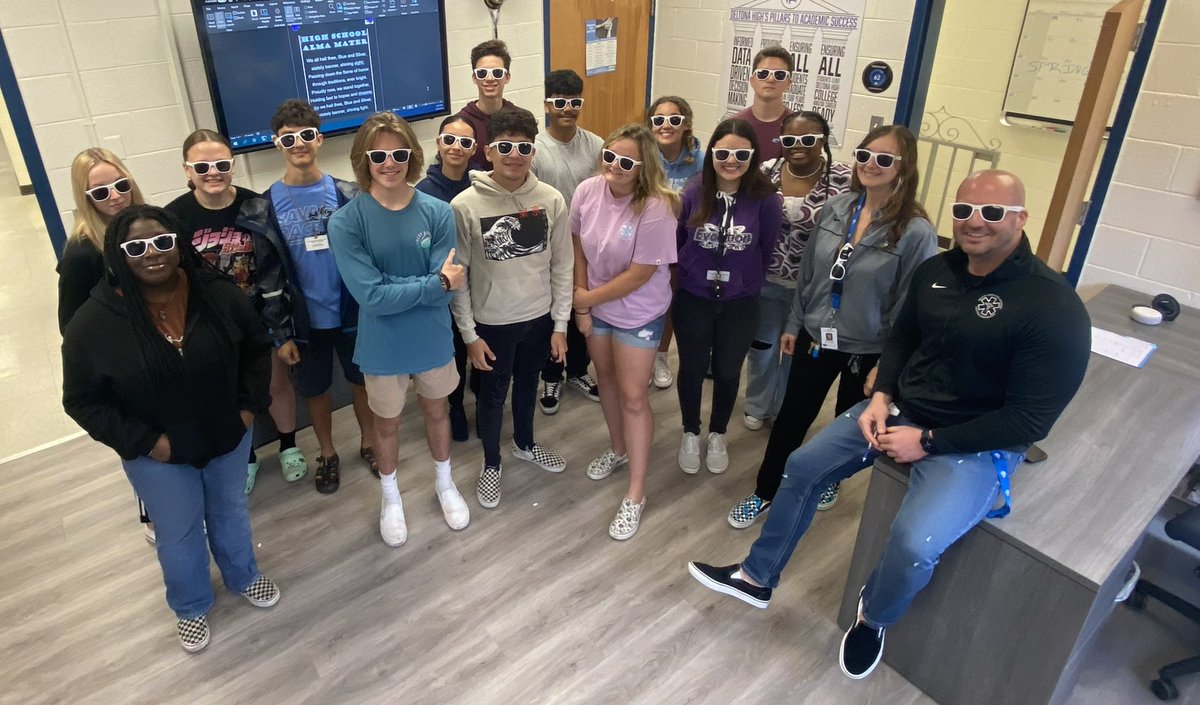 MikeMicallef1's tweet photo. It’s a @VANS_66 Friday Eve addition @DHSHappenings and our boys and girls tennis students showed up with some spirit this morning for our Alma Mater with their 😎 on inside. 

#vansfridayeve 👊🏼 https://t.co/0LSDB8Mw9c