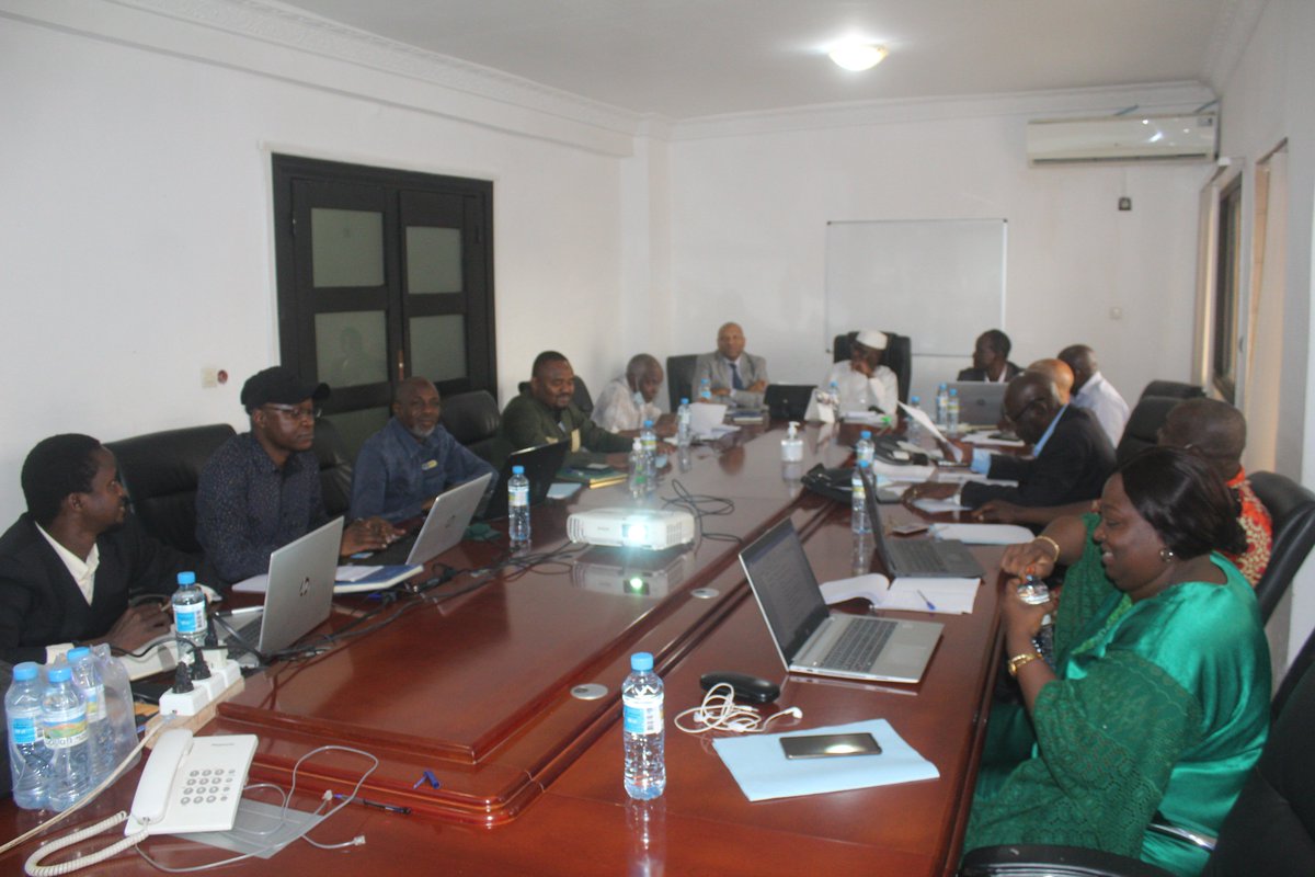 BoCEJGuinee's tweet photo. #PROJET_FCCE
Le #Conseil_Du_Fonds_Competitif a tenu ce jeudi 10 mars, sa toute première session ordinaire de l'année sous la houlette de son président Elhadj Mansa Moussa SIDIBE. https://t.co/1ns8wmLgkx